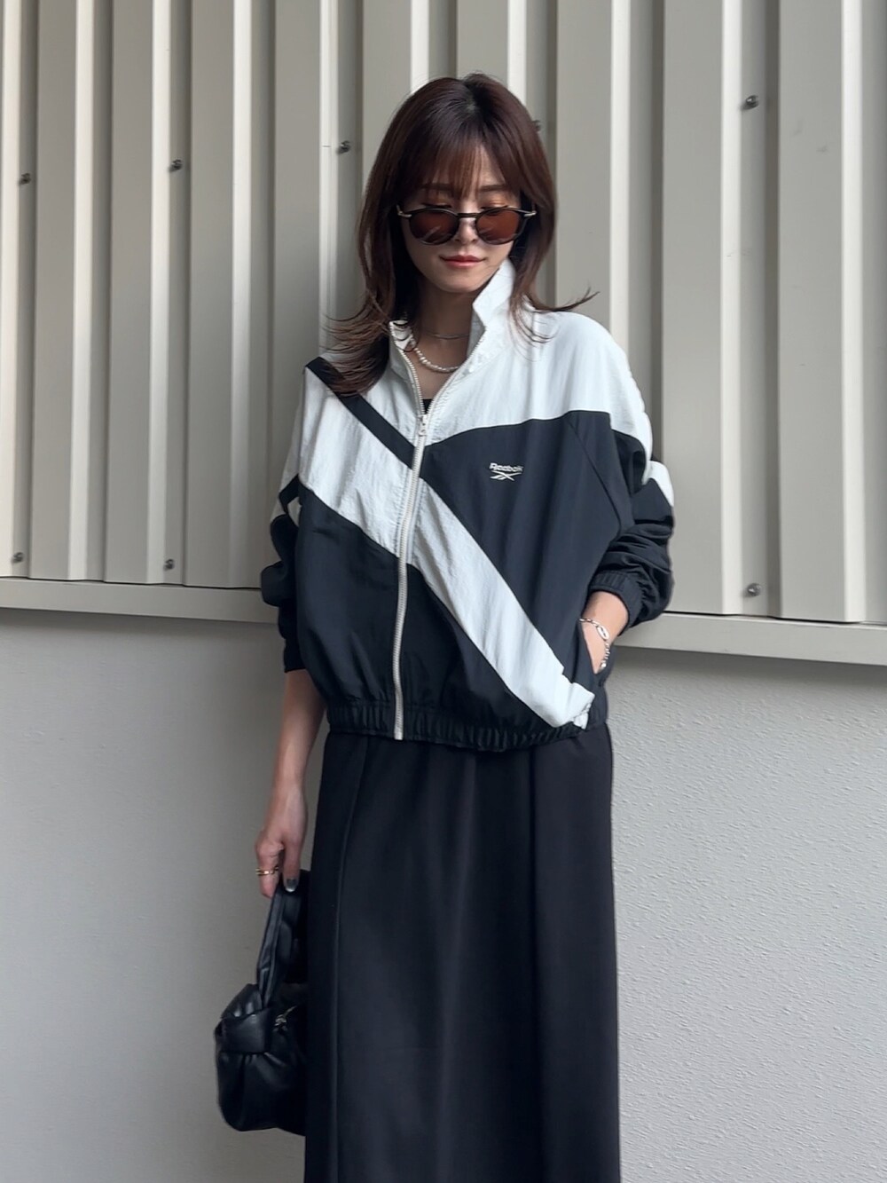 「大人女子、トラックジャケット、reebok、リーボック(Reebok)、153cm、秋服準備はじめました、秋コーデ、yunco_de、ミニバッグ、ボッテガヴェネタ、ワンピース」｜「Reebokのクラシックス フランチャイズ トラック ジャケット / Classics Franchise Track Jacket / リーボック（レディース）（ナイロンジャケット、ブラック系）」を使った、yunさん（レディース・153cm）の秋コーディネートの4枚目の写真