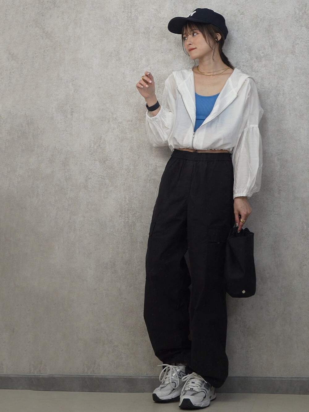 「シンプルスタイル、カーゴパンツ、UNIQLO、ユニクロ、yunco_de、153cm、低身長」｜「sakishimatokyoのドロップショルダーマウンテンパーカー（マウンテンパーカー、ホワイト系）」を使った、yunさん（レディース・153cm）の春コーディネートの4枚目の写真