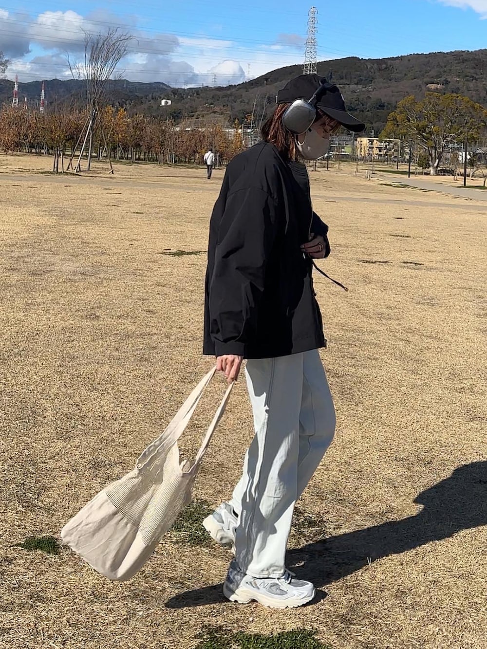 「春服デビュー宣言、春コーデ、ユニクロ、カーブジーンズ、メッシュバック、yunco_de、153cm」｜「libelle moreのウエストドロストギャザー　ノーカラーブルゾン（ブルゾン、ブラック系）」を使った、yunさん（レディース・153cm）の春コーディネートの4枚目の写真