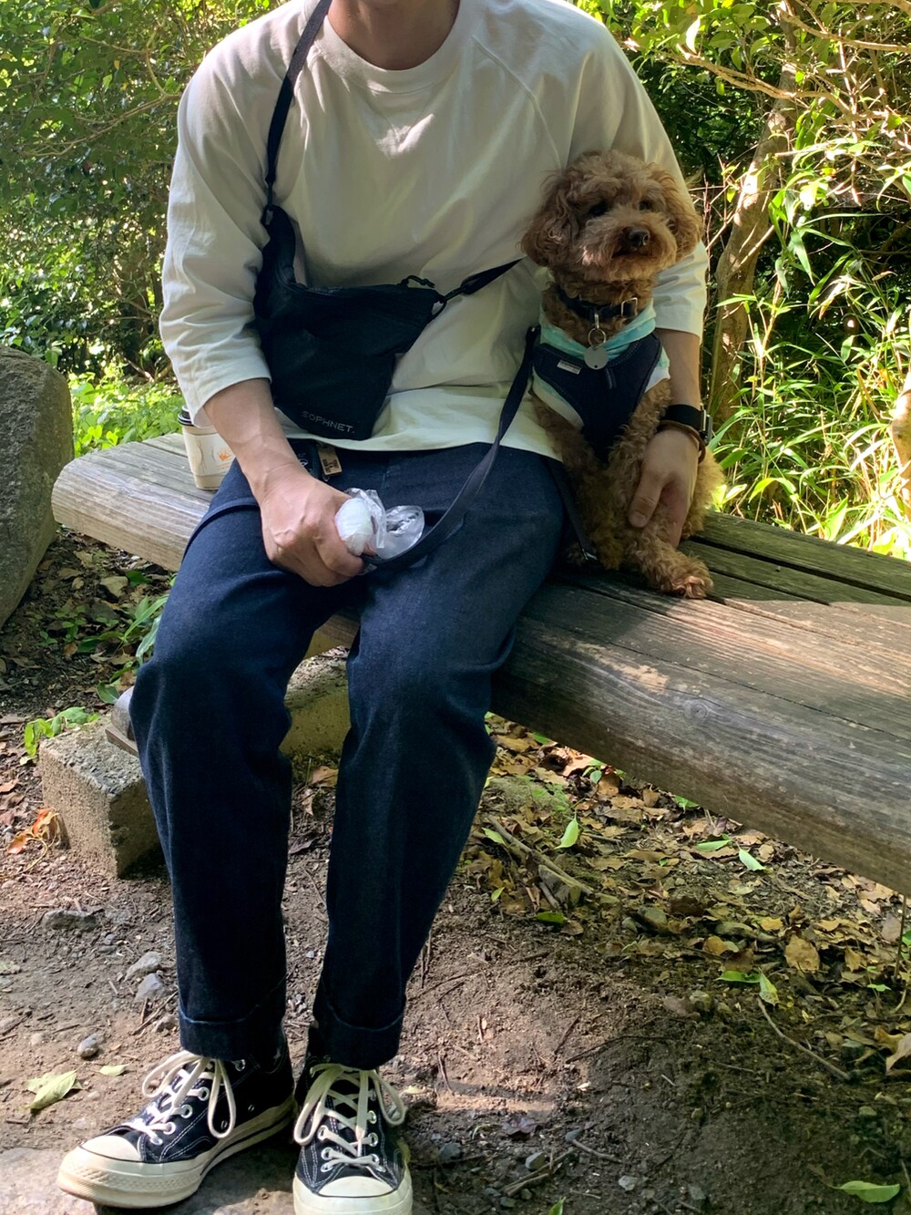 ホワイト系のTシャツ/カットソー、ブルー系のデニムパンツ、ブラック系のスニーカーを着用したメンズの夏コーディネートの2枚目の写真