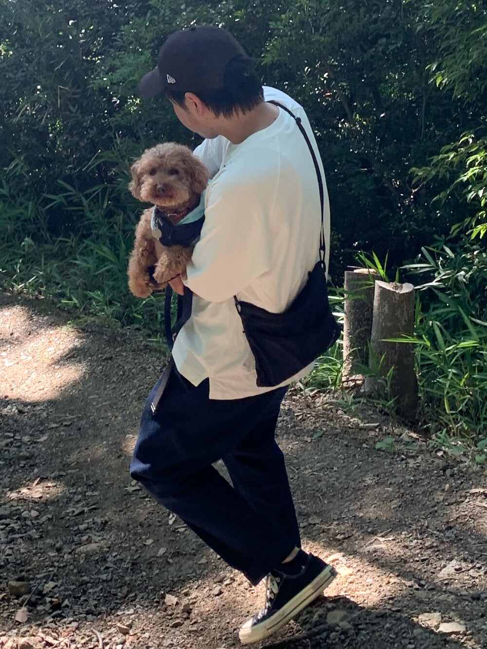 ホワイト系のTシャツ/カットソー、ブルー系のデニムパンツ、ブラック系のスニーカーを着用したメンズの夏コーディネートの3枚目の写真