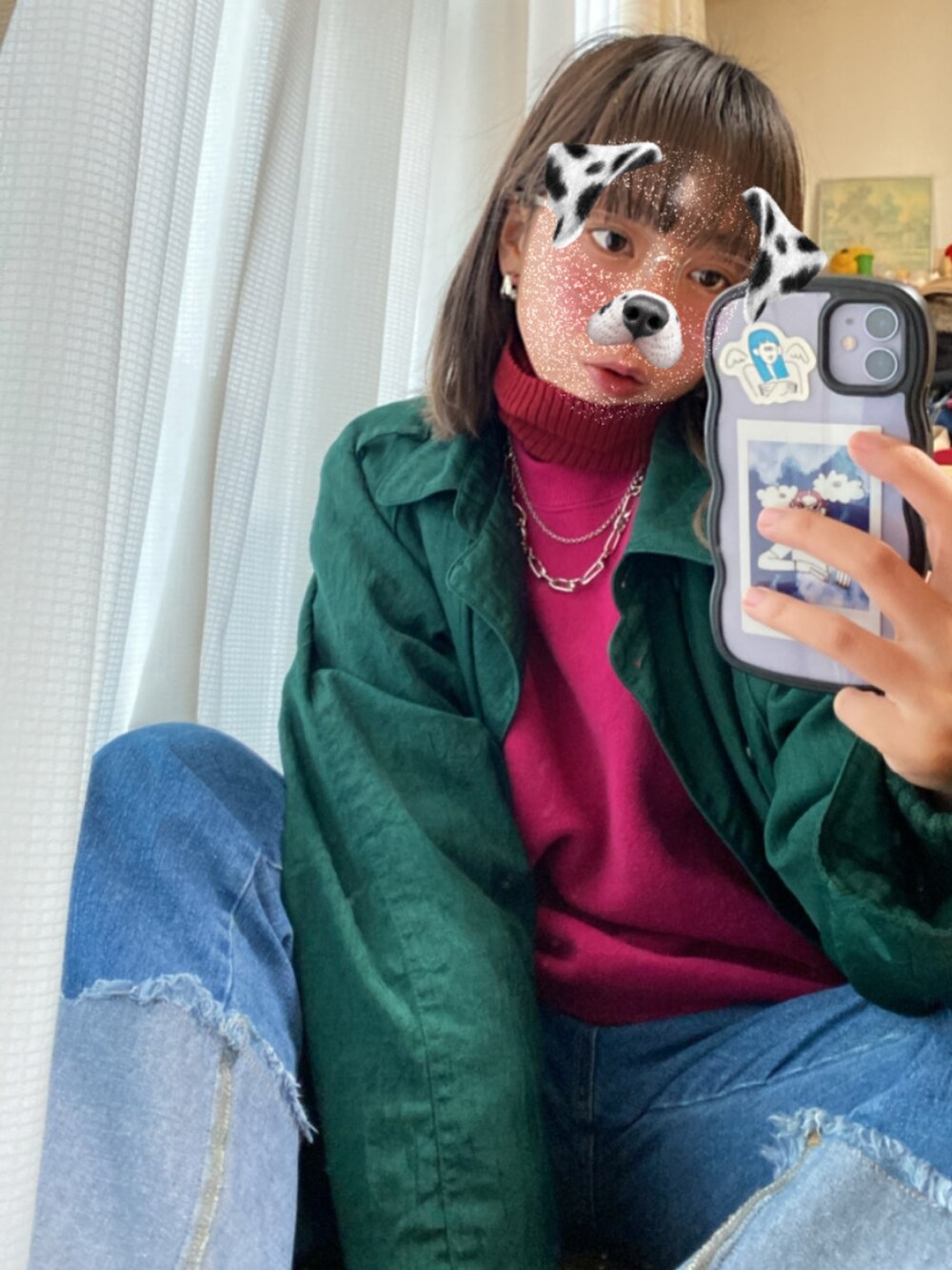 レッド系のニット/セーター、ホワイト系のスニーカー、シルバー系のネックレスを着用したレディースの冬コーディネートの2枚目の写真