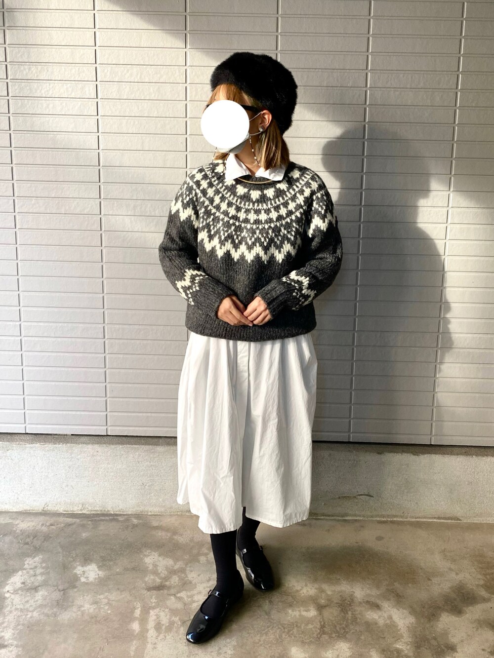 グレー系のニット/セーターを着用したレディースの冬コーディネートの2枚目の写真