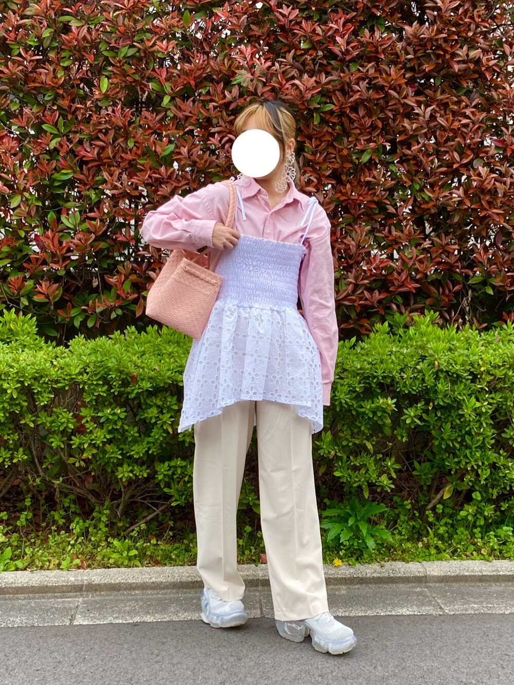 ブルー系のデニムジャケット、ピンク系のシャツ/ブラウス、ホワイト系のその他トップスを着用したレディースの春コーディネートの2枚目の写真