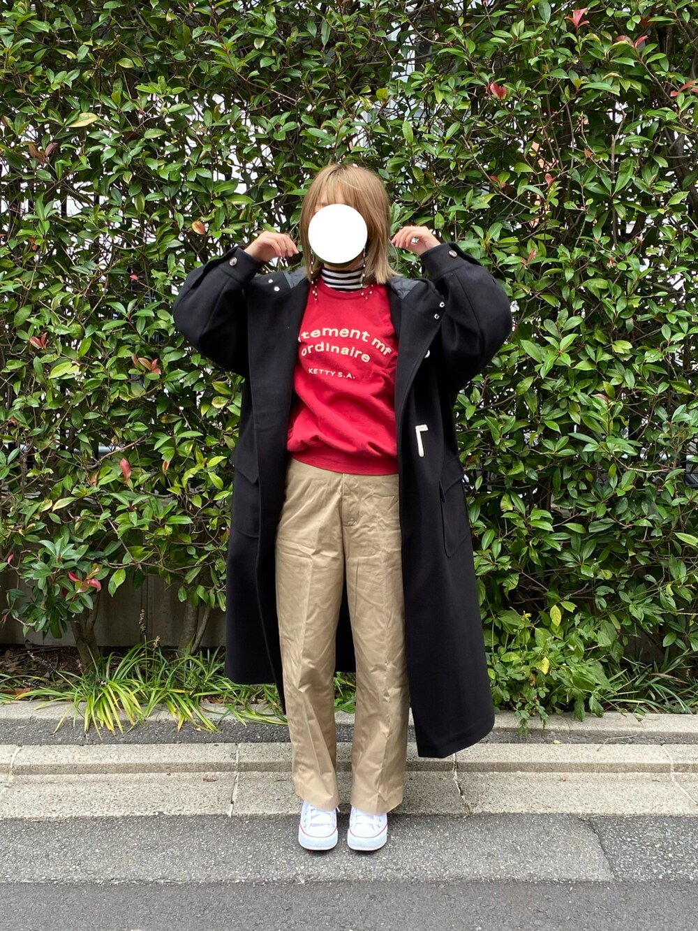 ブラック系のダッフルコート、ベージュ系のチノパンツ、ホワイト系のスニーカーを着用したレディースの冬コーディネートの2枚目の写真