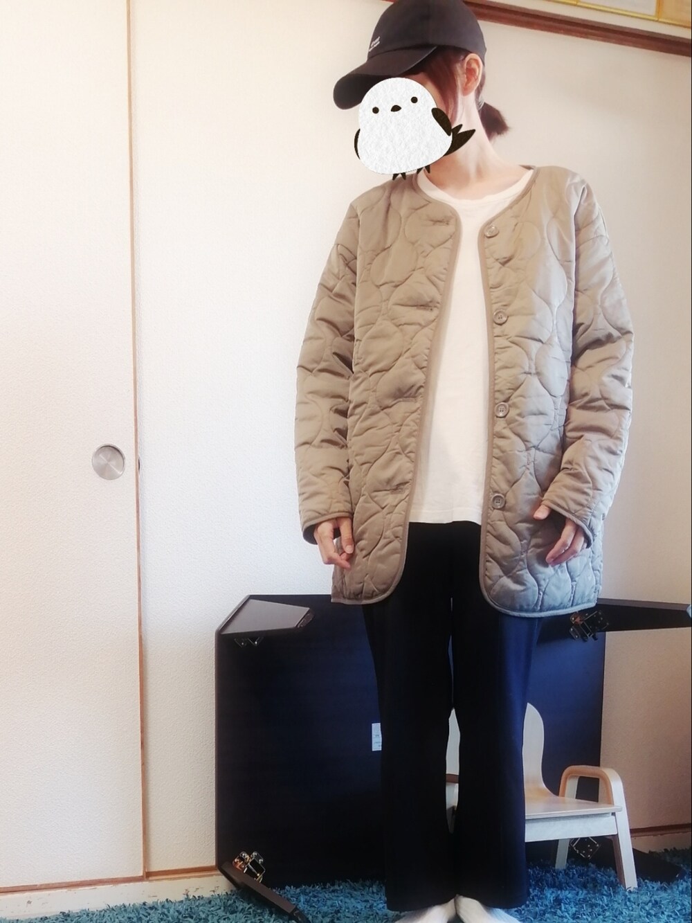 グリーン系のブルゾン、ブラック系のその他パンツを着用したレディースの秋コーディネートの2枚目の写真