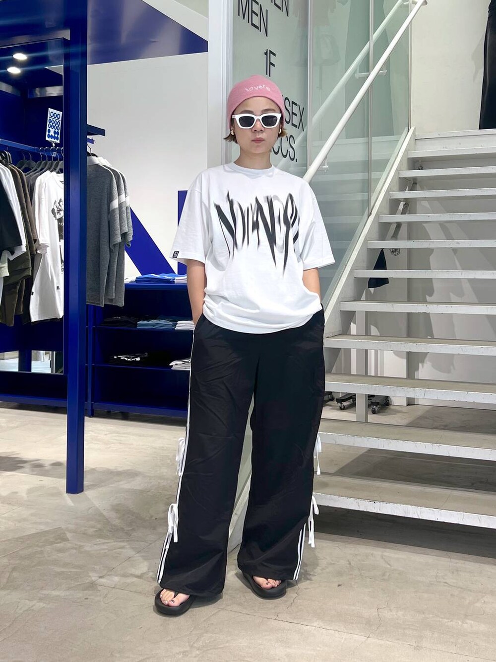 ブラック系のサンダル、ホワイト系のTシャツ/カットソー、ブラック系のその他パンツを着用したレディースの夏コーディネートの3枚目の写真