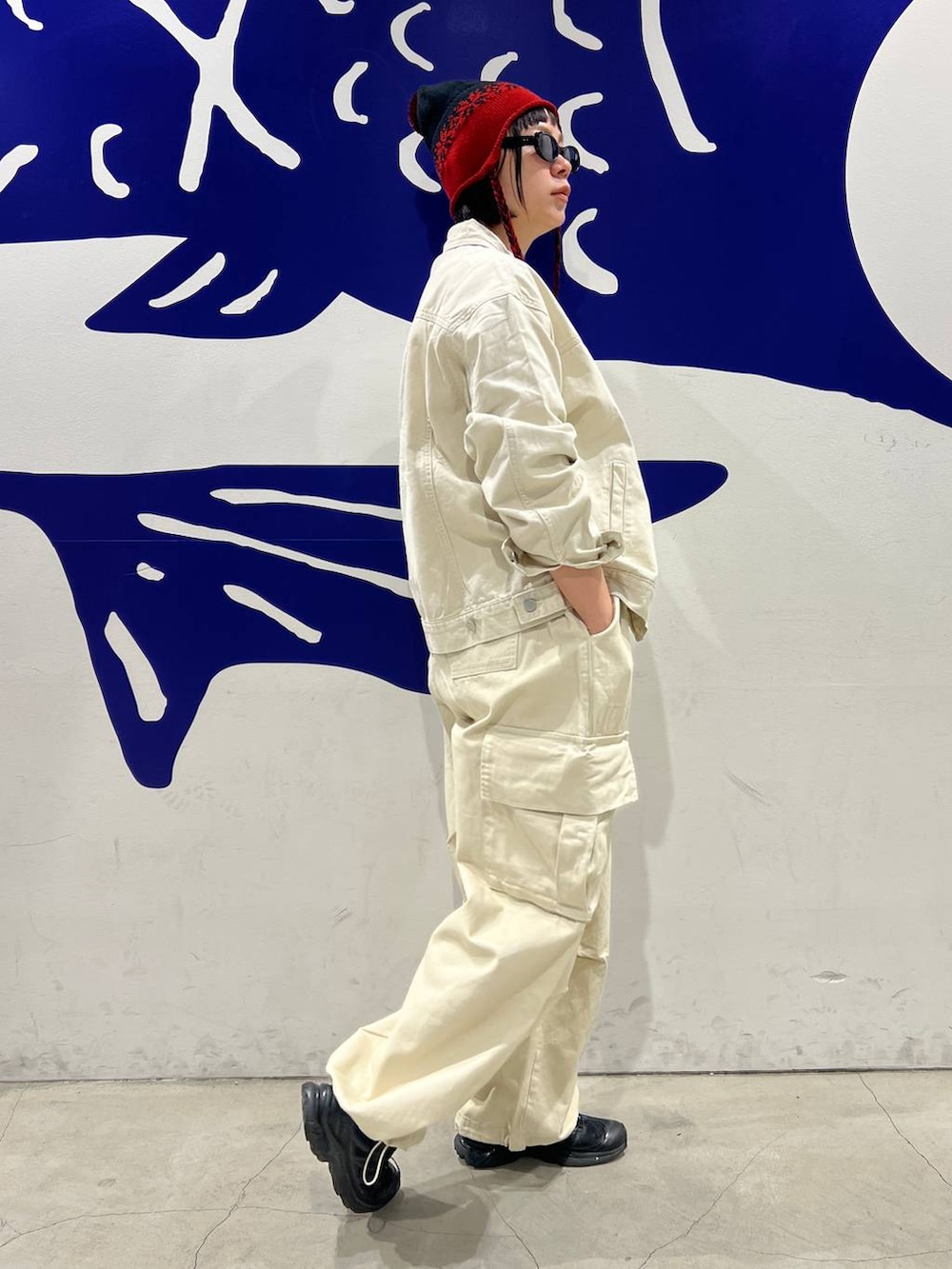 ベージュ系のブルゾン、ベージュ系のカーゴパンツ、ブラック系のニットキャップ/ビーニーを着用したレディースの冬コーディネートの6枚目の写真