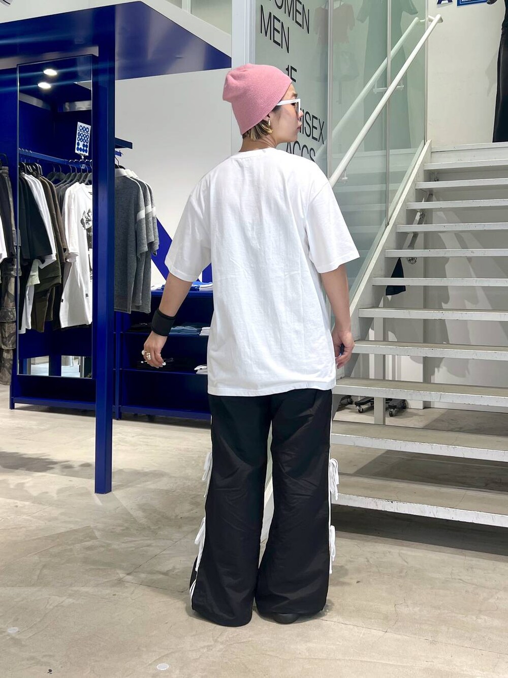 ブラック系のサンダル、ホワイト系のTシャツ/カットソー、ブラック系のその他パンツを着用したレディースの夏コーディネートの5枚目の写真