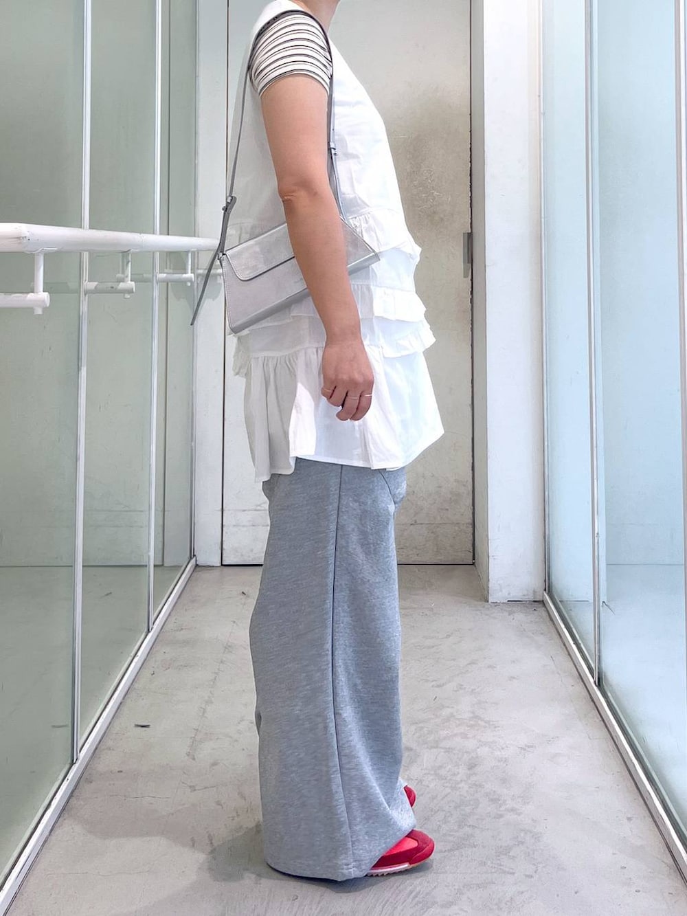 その他のショルダーバッグ、グレー系のその他パンツ、ホワイト系のワンピースを着用したレディースの夏コーディネートの2枚目の写真