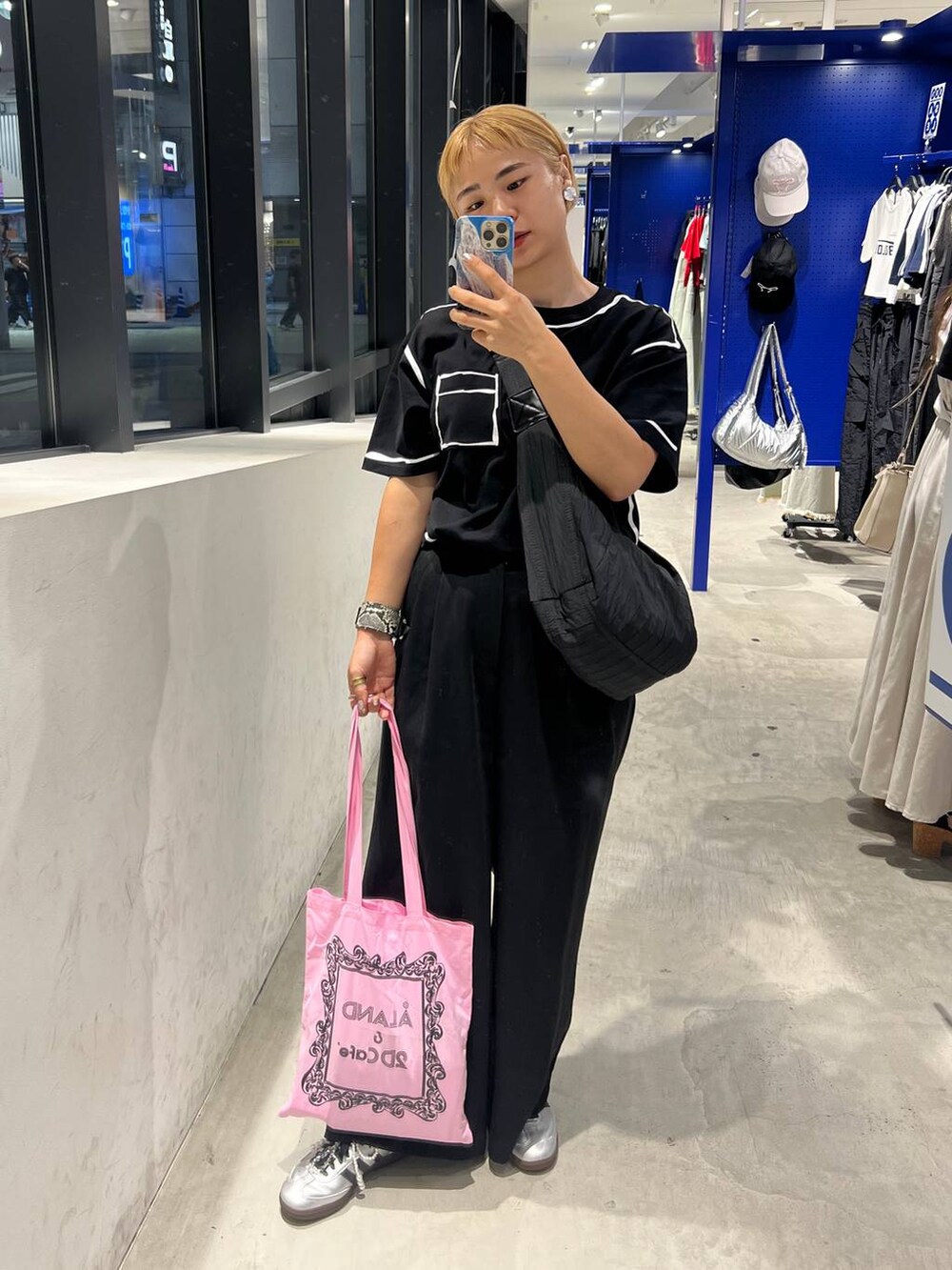 「着痩せ・細見え、個性派、韓国系、ブランドミックス、ユニセックス、ストリート、ALAND、Tシャツ、トートバッグ、エコバッグ、ショルダーバッグ」｜「3.3 Field Trip の3.3 Field Trip／ナイロンBAG（ショルダーバッグ、ブラック系）」を使った、みょん／ALAND STAFFさん（レディース・164cm）の夏コーディネートの4枚目の写真