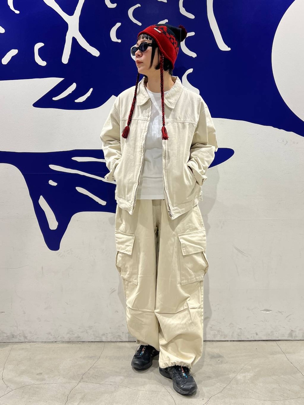 ベージュ系のブルゾン、ベージュ系のカーゴパンツ、ブラック系のニットキャップ/ビーニーを着用したレディースの冬コーディネートの8枚目の写真