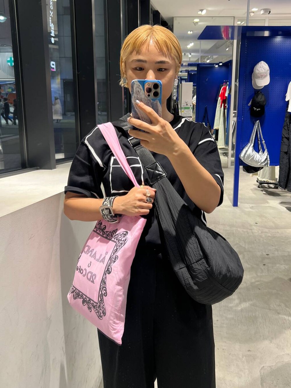 「着痩せ・細見え、個性派、韓国系、ブランドミックス、ユニセックス、ストリート、ALAND、Tシャツ、トートバッグ、エコバッグ、ショルダーバッグ」｜「3.3 Field Trip の3.3 Field Trip／ナイロンBAG（ショルダーバッグ、ブラック系）」を使った、みょん／ALAND STAFFさん（レディース・164cm）の夏コーディネートの2枚目の写真