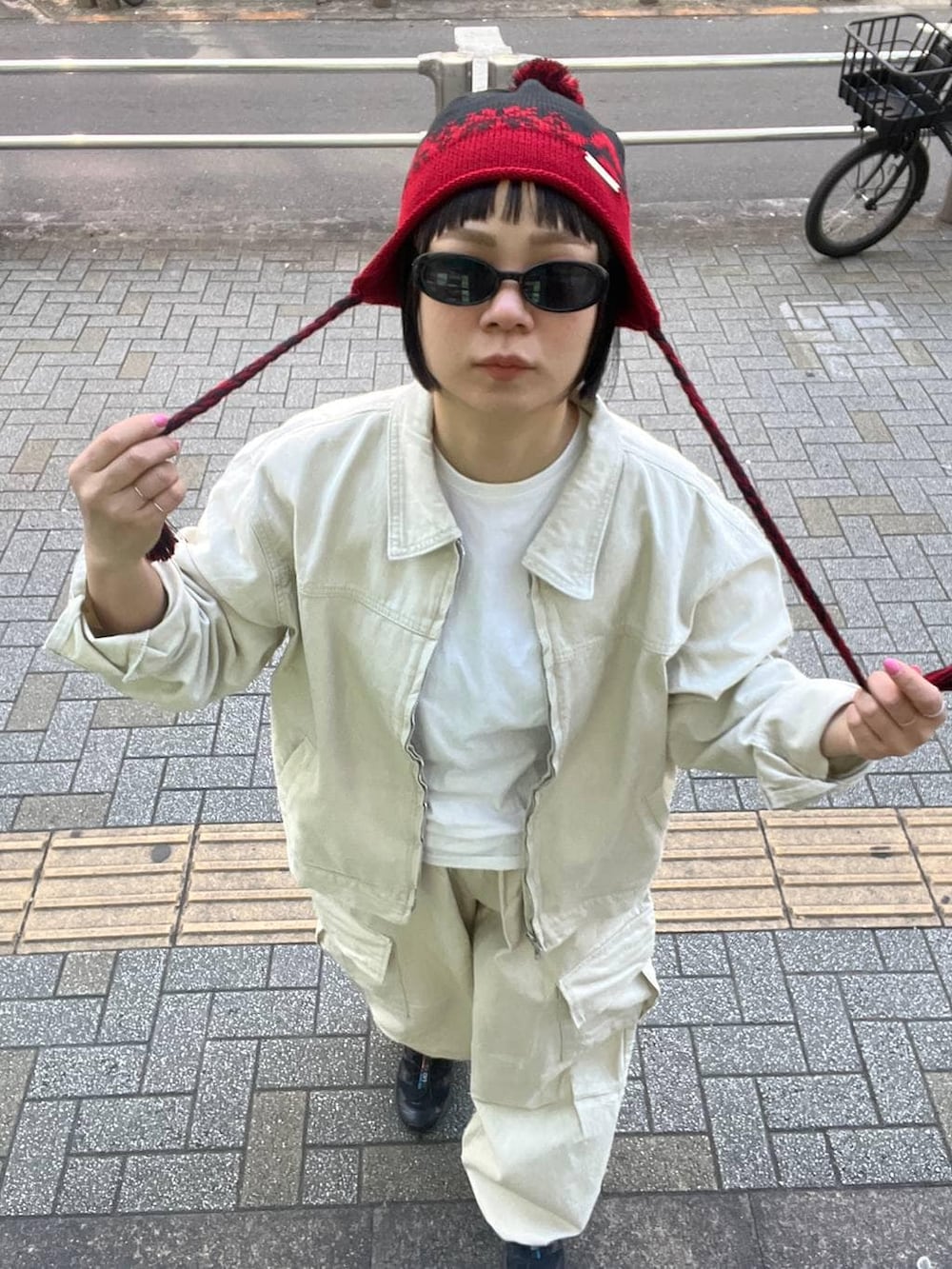 ベージュ系のブルゾン、ベージュ系のカーゴパンツ、ブラック系のニットキャップ/ビーニーを着用したレディースの冬コーディネートの10枚目の写真