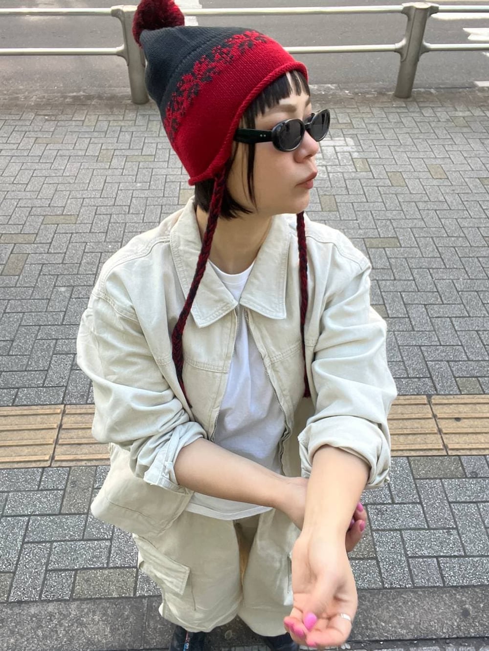 ベージュ系のブルゾン、ベージュ系のカーゴパンツ、ブラック系のニットキャップ/ビーニーを着用したレディースの冬コーディネートの3枚目の写真