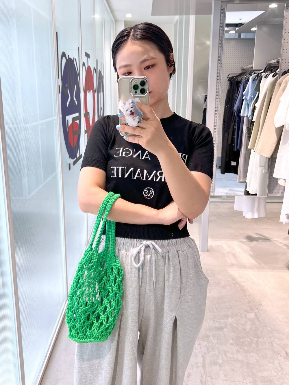 グレー系のスウェットパンツ、ブラック系のサンダル、グリーン系のトートバッグを着用したレディースの夏コーディネートの9枚目の写真