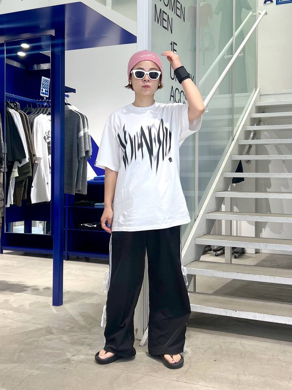 ブラック系のサンダル、ホワイト系のTシャツ/カットソー、ブラック系のその他パンツを着用したレディースの夏コーディネートの2枚目の写真