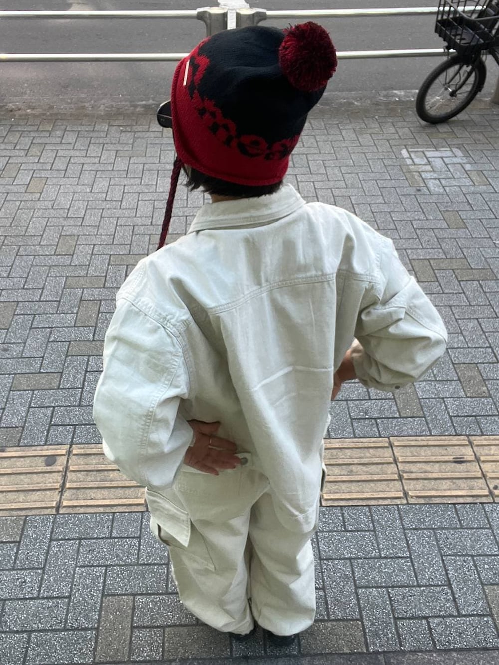 ベージュ系のブルゾン、ベージュ系のカーゴパンツ、ブラック系のニットキャップ/ビーニーを着用したレディースの冬コーディネートの4枚目の写真