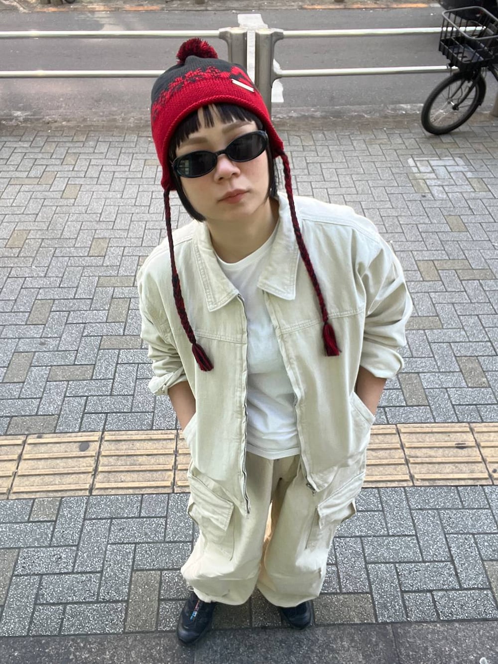 ベージュ系のブルゾン、ベージュ系のカーゴパンツ、ブラック系のニットキャップ/ビーニーを着用したレディースの冬コーディネートの2枚目の写真