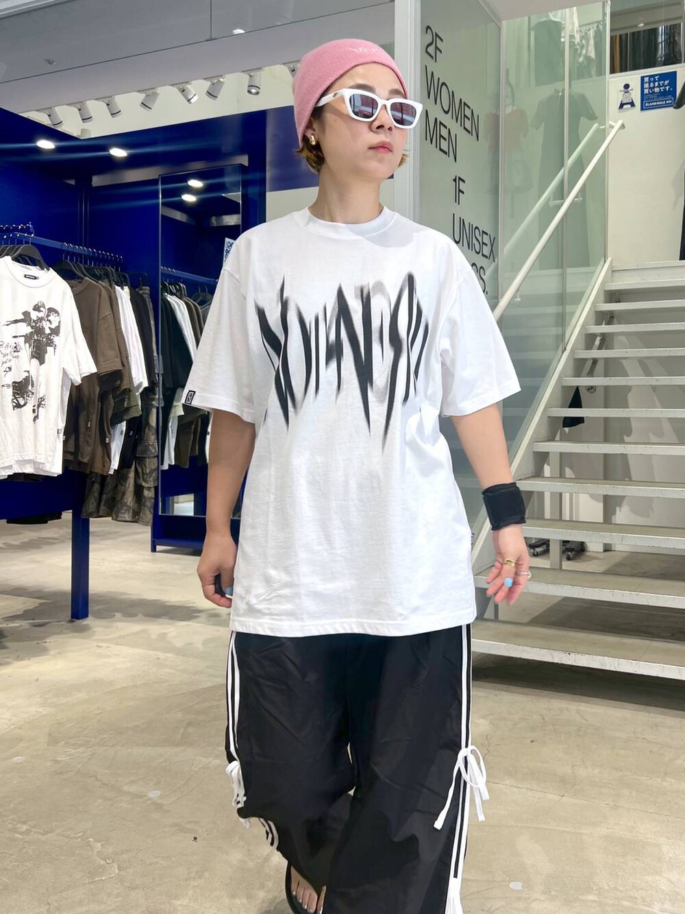 ブラック系のサンダル、ホワイト系のTシャツ/カットソー、ブラック系のその他パンツを着用したレディースの夏コーディネートの4枚目の写真