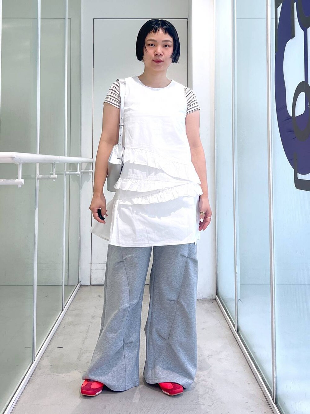 その他のショルダーバッグ、グレー系のその他パンツ、ホワイト系のワンピースを着用したレディースの夏コーディネートの3枚目の写真