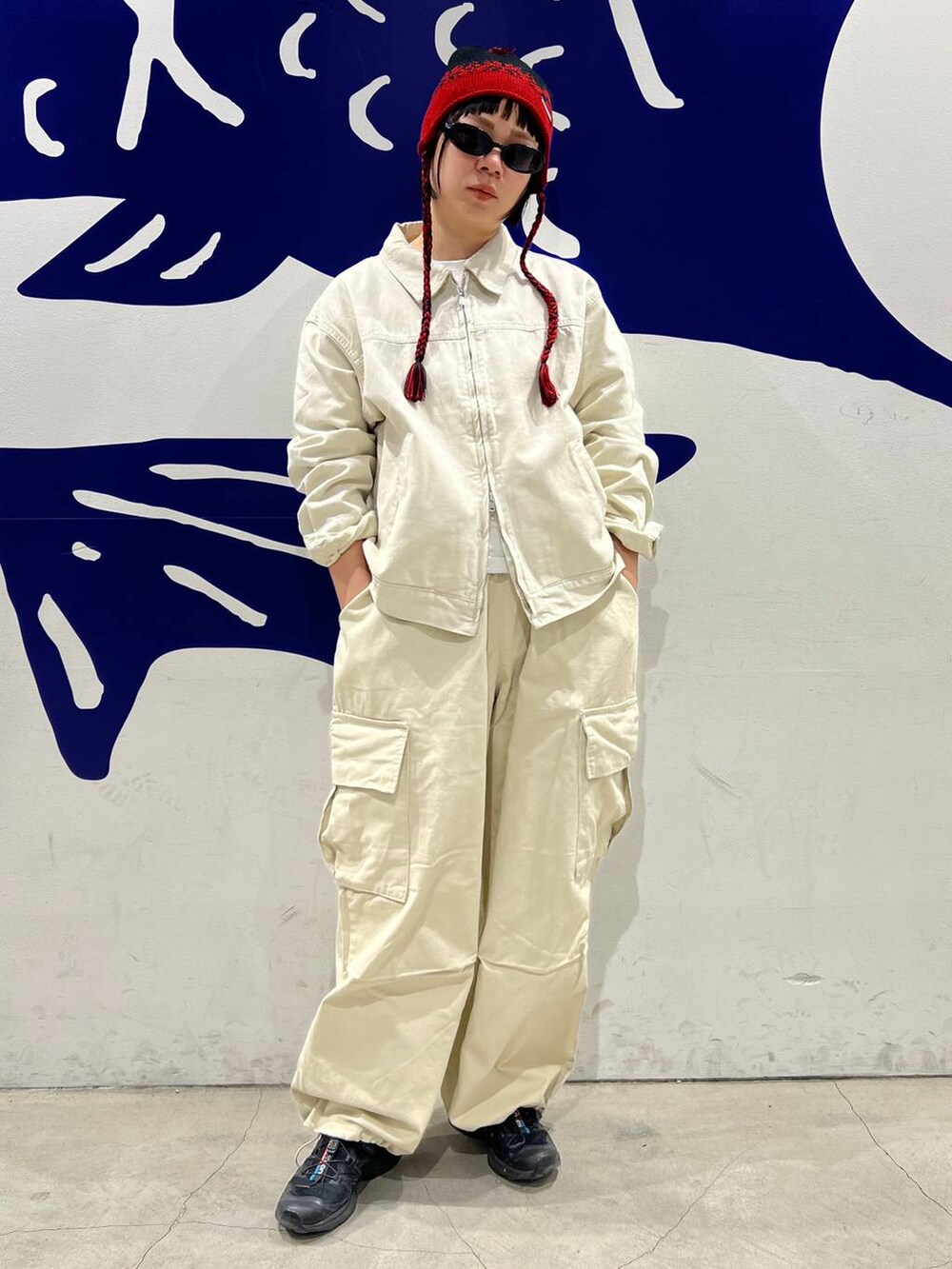 ベージュ系のブルゾン、ベージュ系のカーゴパンツ、ブラック系のニットキャップ/ビーニーを着用したレディースの冬コーディネートの9枚目の写真