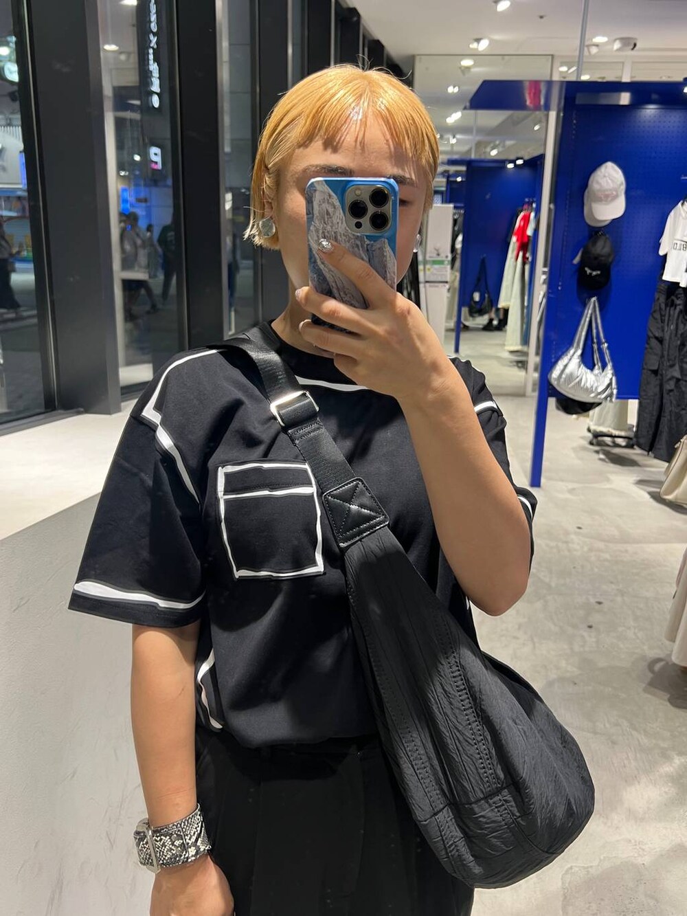 「着痩せ・細見え、個性派、韓国系、ブランドミックス、ユニセックス、ストリート、ALAND、Tシャツ、トートバッグ、エコバッグ、ショルダーバッグ」｜「3.3 Field Trip の3.3 Field Trip／ナイロンBAG（ショルダーバッグ、ブラック系）」を使った、みょん／ALAND STAFFさん（レディース・164cm）の夏コーディネートの5枚目の写真