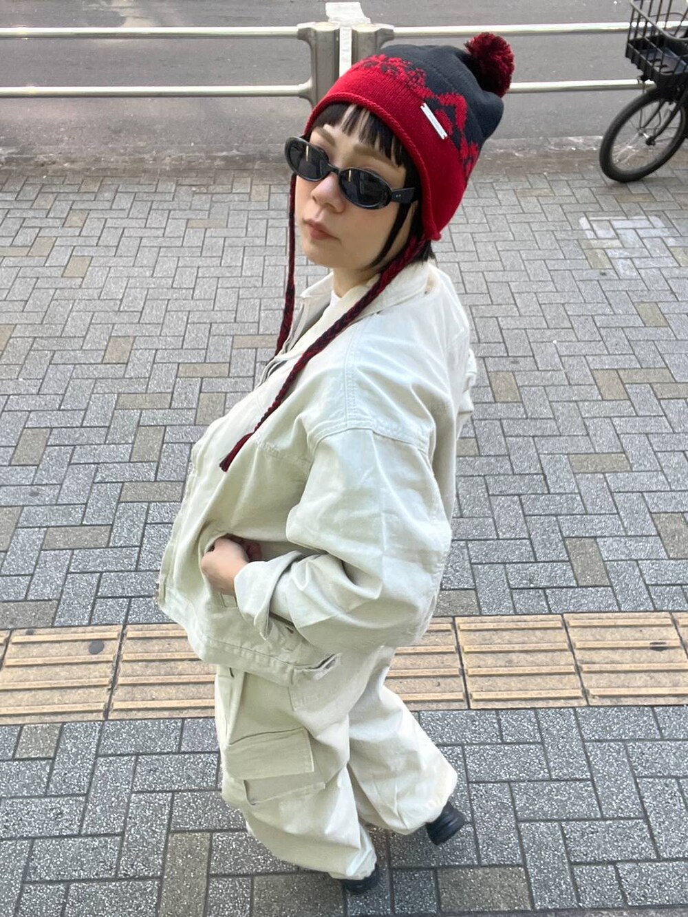 ベージュ系のブルゾン、ベージュ系のカーゴパンツ、ブラック系のニットキャップ/ビーニーを着用したレディースの冬コーディネートの5枚目の写真