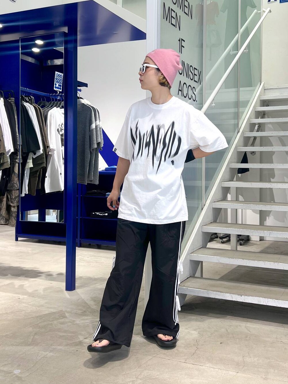 ブラック系のサンダル、ホワイト系のTシャツ/カットソー、ブラック系のその他パンツを着用したレディースの夏コーディネートの6枚目の写真