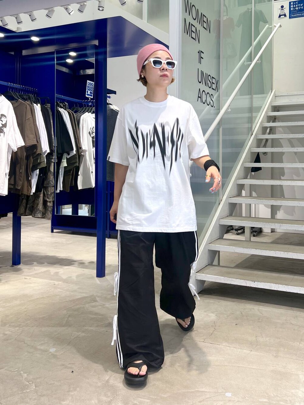 ブラック系のサンダル、ホワイト系のTシャツ/カットソー、ブラック系のその他パンツを着用したレディースの夏コーディネートの7枚目の写真