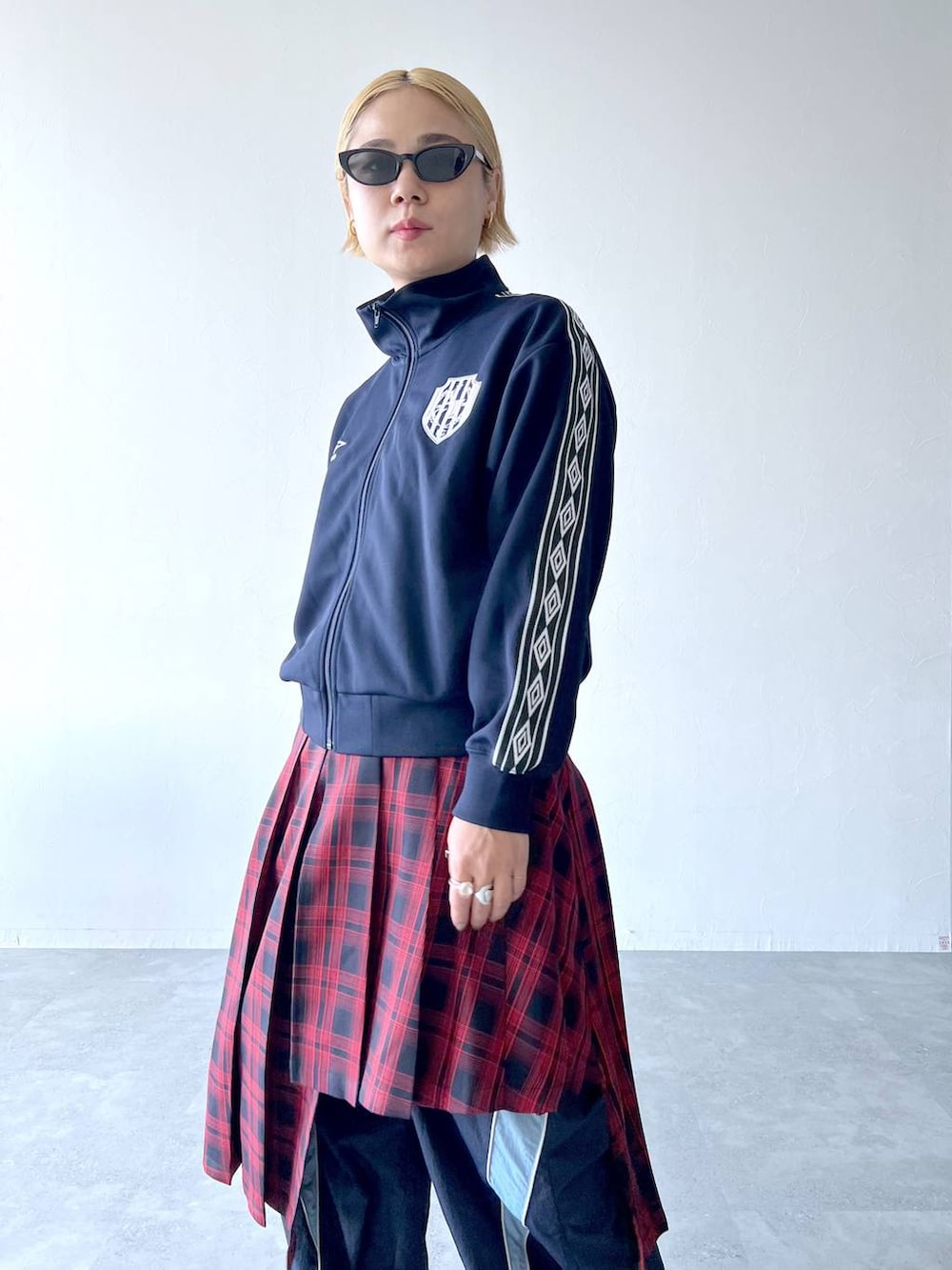 「着痩せ・細見え、個性派、韓国系、ブランドミックス、ユニセックス、ストリート、ALAND、ジャケット、ベルト、HARE、サングラス、パンツ」｜「3.3 Field Trip の【UNISEX】3.3 Field Trip／#62305 グラス B　2115536（サングラス、ブラック系）」を使った、みょん／ALAND STAFFさん（レディース・164cm）の秋コーディネートの2枚目の写真