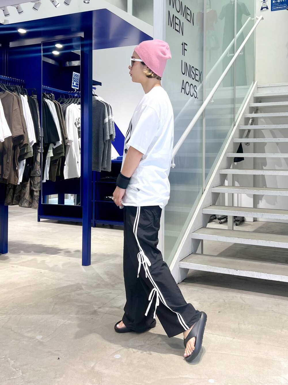 ブラック系のサンダル、ホワイト系のTシャツ/カットソー、ブラック系のその他パンツを着用したレディースの夏コーディネートの8枚目の写真