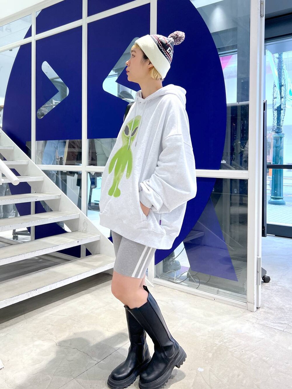 ブラック系のブーツ、ブラック系のショルダーバッグ、グレー系のパーカーを着用したレディースの秋コーディネートの7枚目の写真