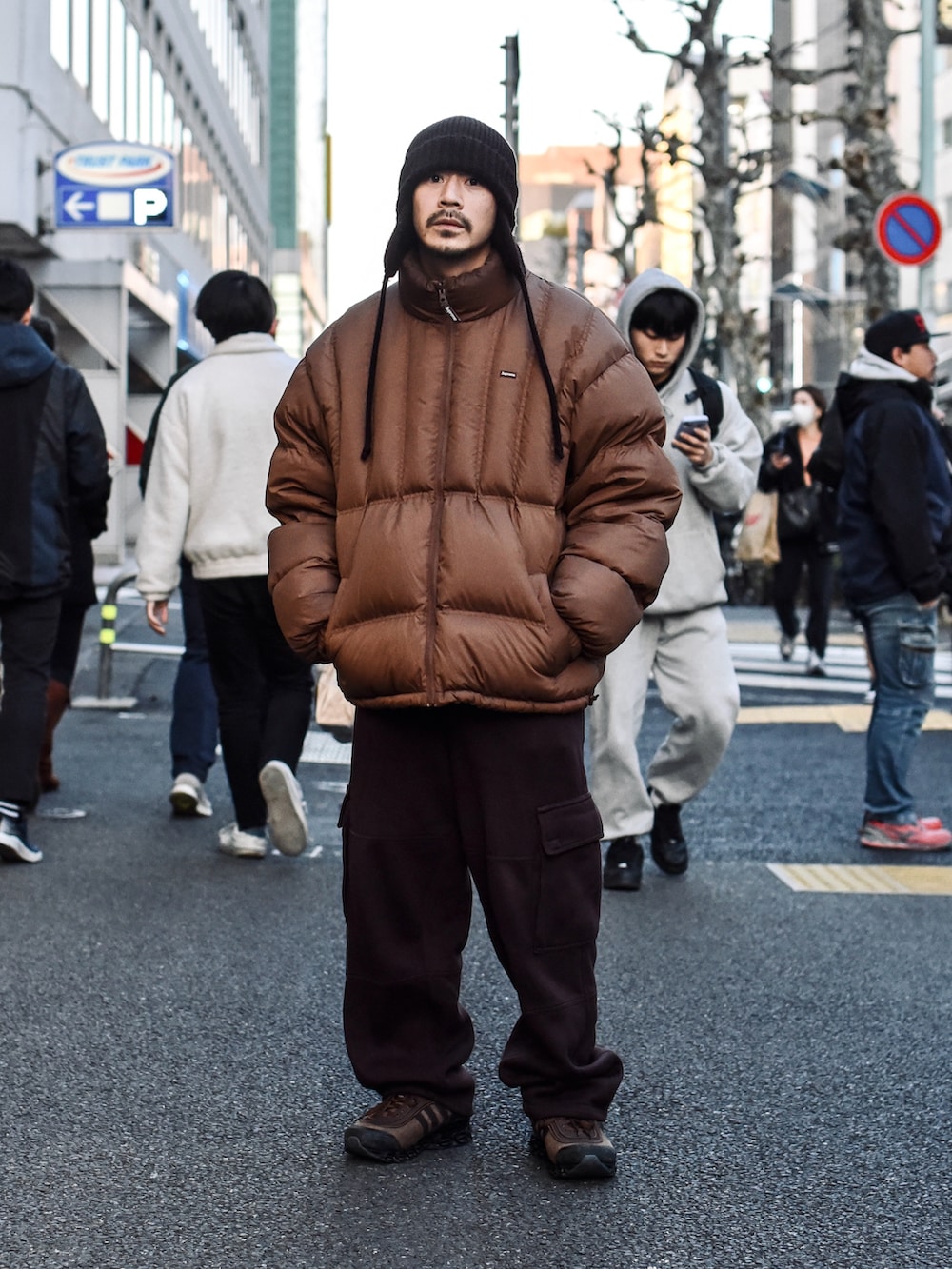 「チェック、冬を彩る色いろコーデ、キャップ、カーゴパンツ、ダウンジャケット、スニーカー、休日スタイル、オーバーサイズ、ニット帽」|「Supreme のアイテム(ダウンジャケット/コート、ブラウン系)」を使った、ICCHOさん(メンズ・170cm)の冬コーディネートの2枚目の写真