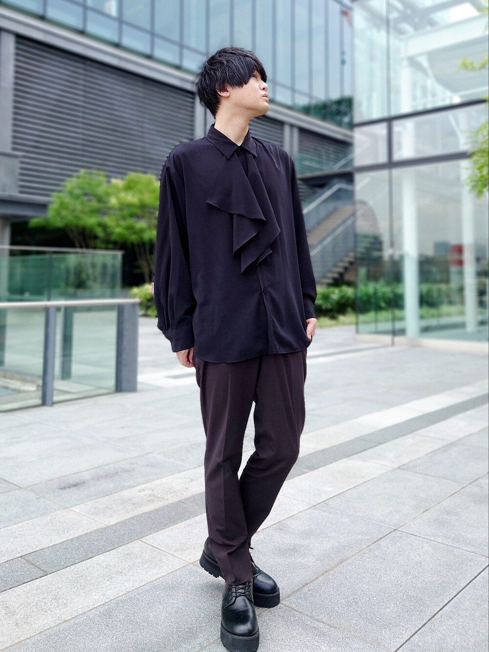 「お洒落さんとつながりたい、休日スタイル、韓国ファッション、いいね、save、フォローお願いします🤑、ワントーンコーデ、黒、ブラックコーデ、モード、キレイめ、きれいめカジュアル、厚底シューズ、シンプル、フリル、スラックス、革靴」｜「LAD MUSICIANのDECHINE FRILL SH（シャツ/ブラウス、ブラック系）」を使った、りぃくんさん（メンズ・174cm）の夏コーディネートの2枚目の写真