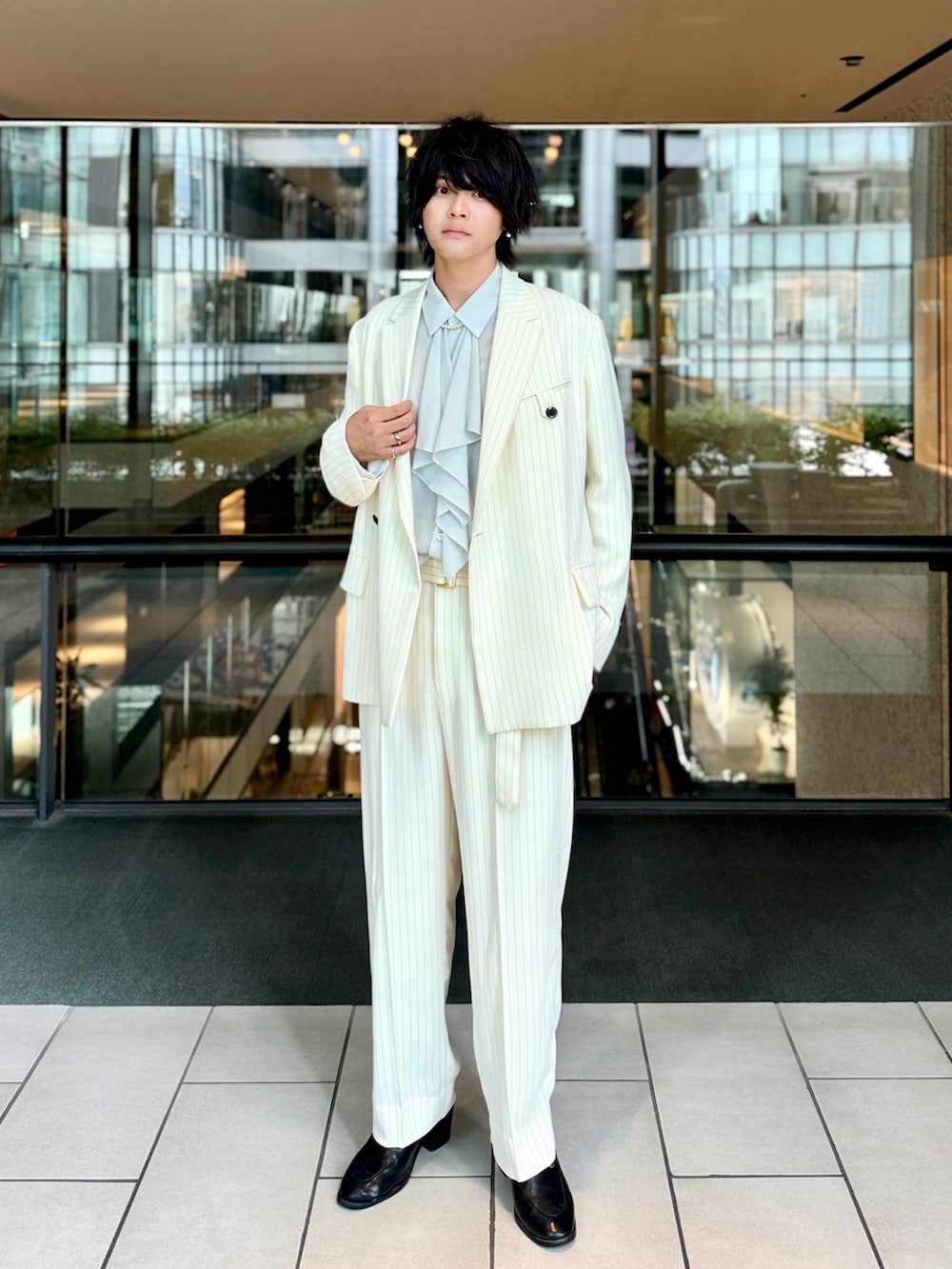 「秋っぽコーデ更新中、秋のコーデ、韓国ファッション、白ジャケット、ホワイトコーデ、セットアップ、ダブルジャケット、キレイめ、モノトーン、ローファー、ストライプ、おしゃれさんと繋がりたい、いいね、save、フォローお願いします🤑、タックイン、モード」｜「LAD MUSICIANのDECHINE FRILL SH（シャツ/ブラウス、ホワイト系）」を使った、りぃくんさん（メンズ・174cm）の秋コーディネートの2枚目の写真