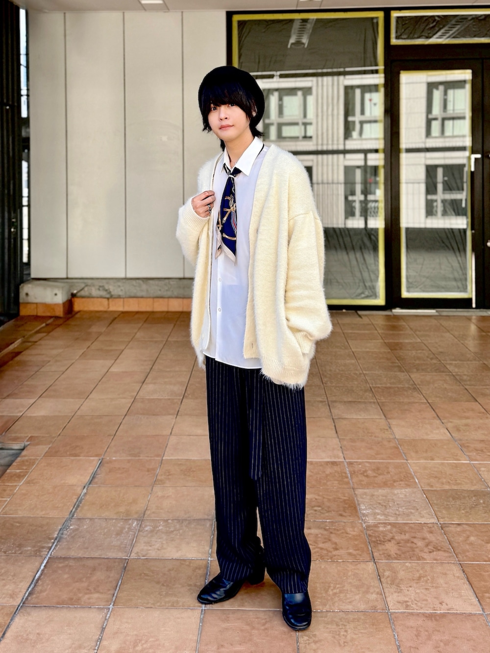 「クリスマスに着たい服、秋コーデ、秋冬コーデ、ベレー帽、ホワイトコーデ、カーディガン、ローファー、スカーフ、白シャツ、韓国ファッション、ネイビー×ホワイト、モード、キレイめ、おしゃれさんと繋がりたい、いいね、save、フォローお願いします🤑」｜「weliseの【welise/ウェライズ】リッチシャギーファブリック オーバーサイズニットカーディガン（カーディガン/ボレロ、ホワイト系）」を使った、りぃくんさん（メンズ・174cm）の冬コーディネートの2枚目の写真