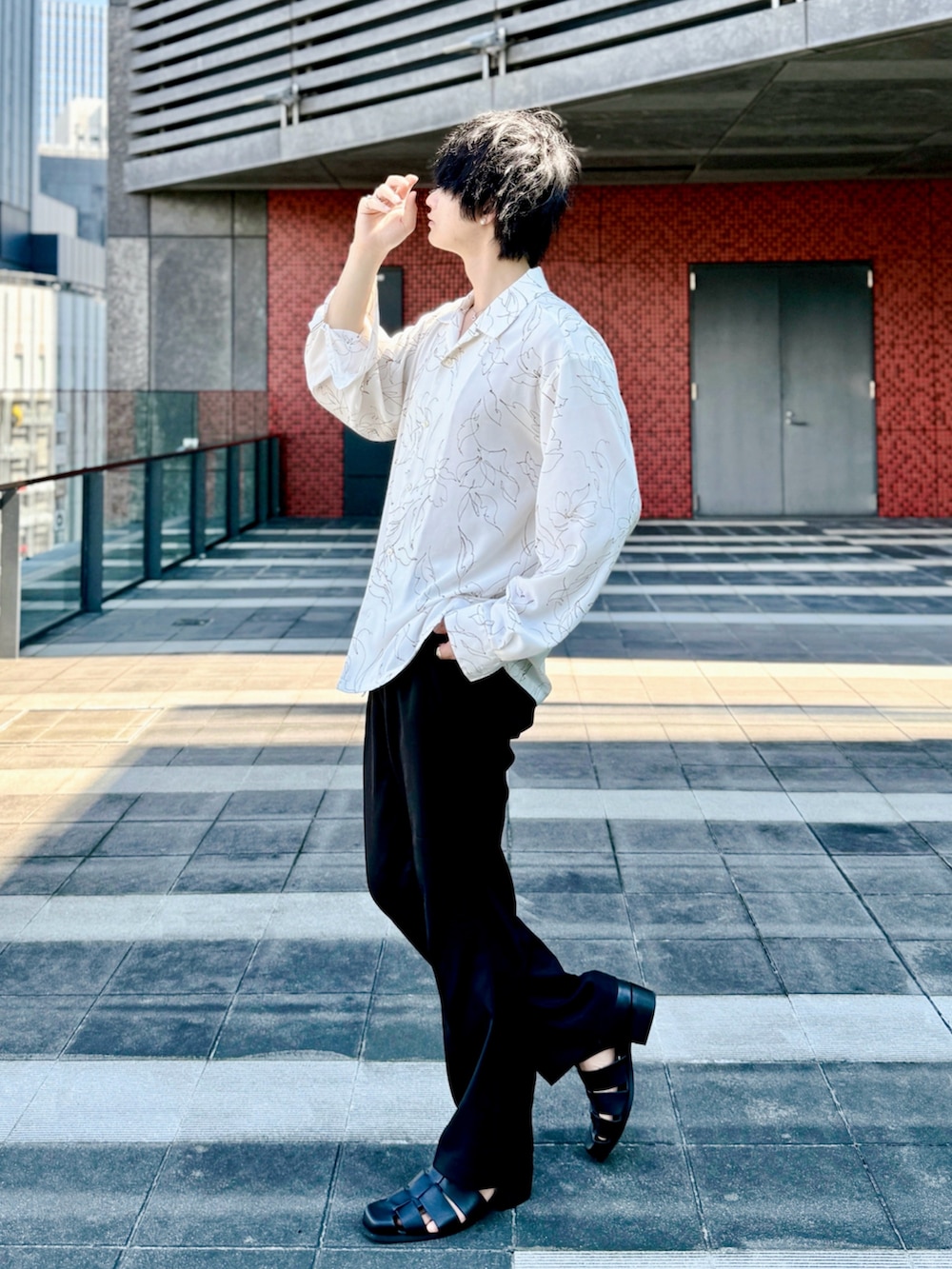 「韓国ファッション、シンプルスタイル、シンプル、オープンカラーシャツ、フレアパンツ、サンダル、きれいめカジュアル、キレイめ、花柄シャツ、白シャツ、モード、モノトーン、おしゃれさんと繋がりたい、いいね、save、フォローお願いします🤑、休日スタイル」｜「STUDIOUSのアートプリントL/Sシャツ（シャツ/ブラウス、ホワイト系）」を使った、りぃくんさん（メンズ・174cm）の夏コーディネートの2枚目の写真