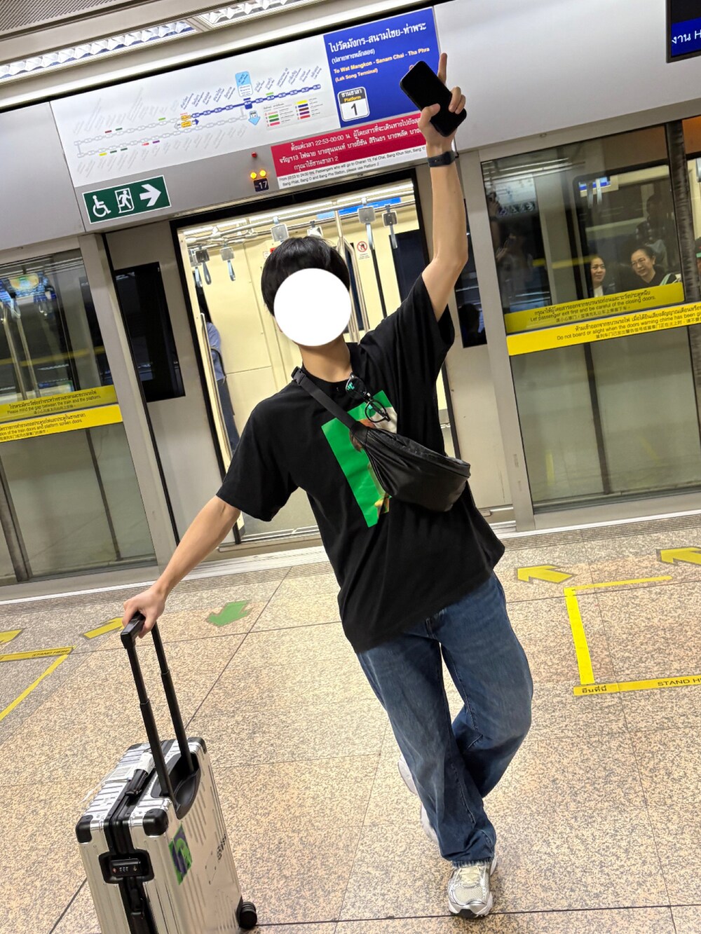 ブラック系のTシャツ/カットソーを着用したメンズの冬コーディネートの3枚目の写真