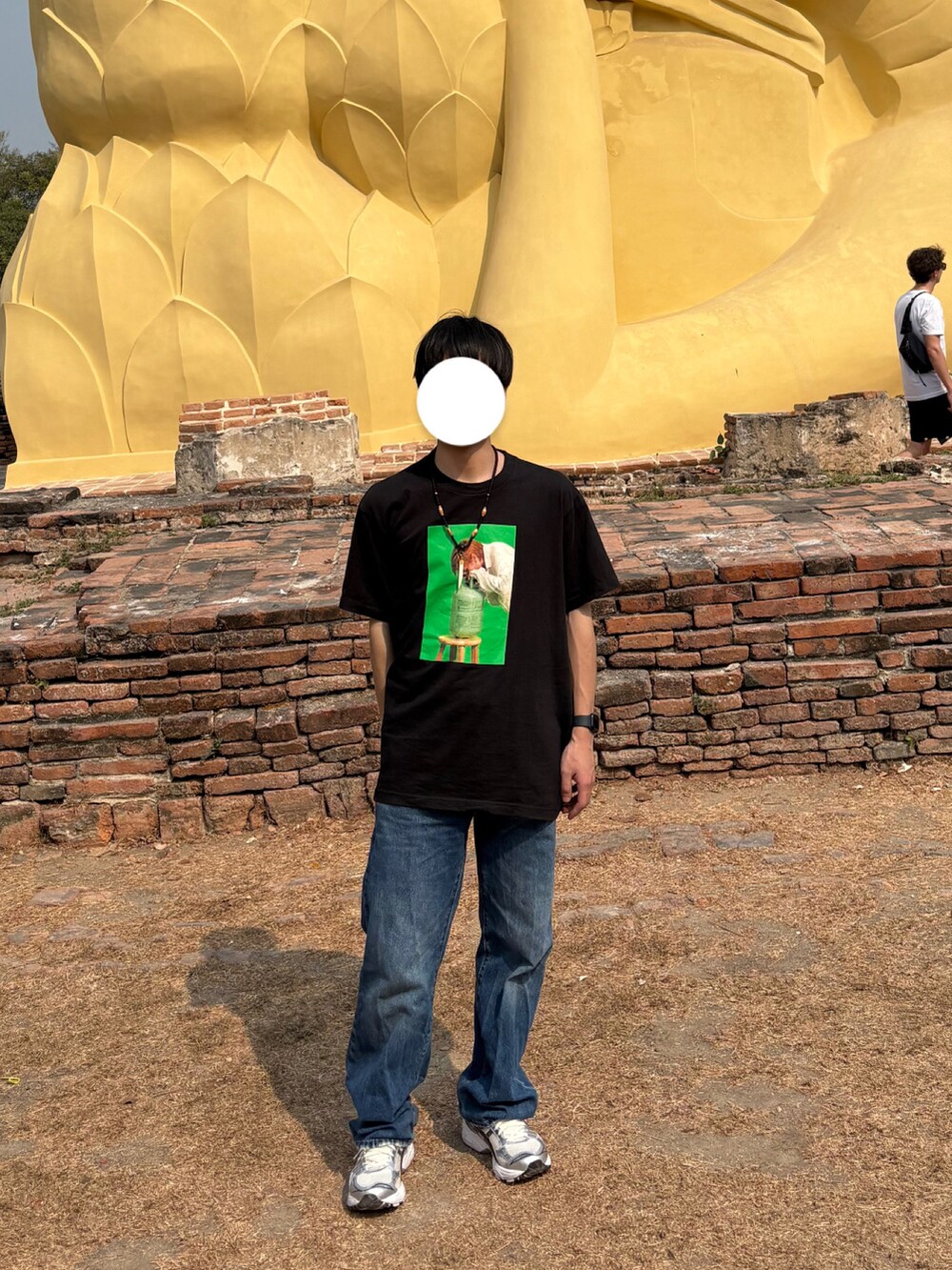 ブラック系のTシャツ/カットソーを着用したメンズの冬コーディネートの4枚目の写真