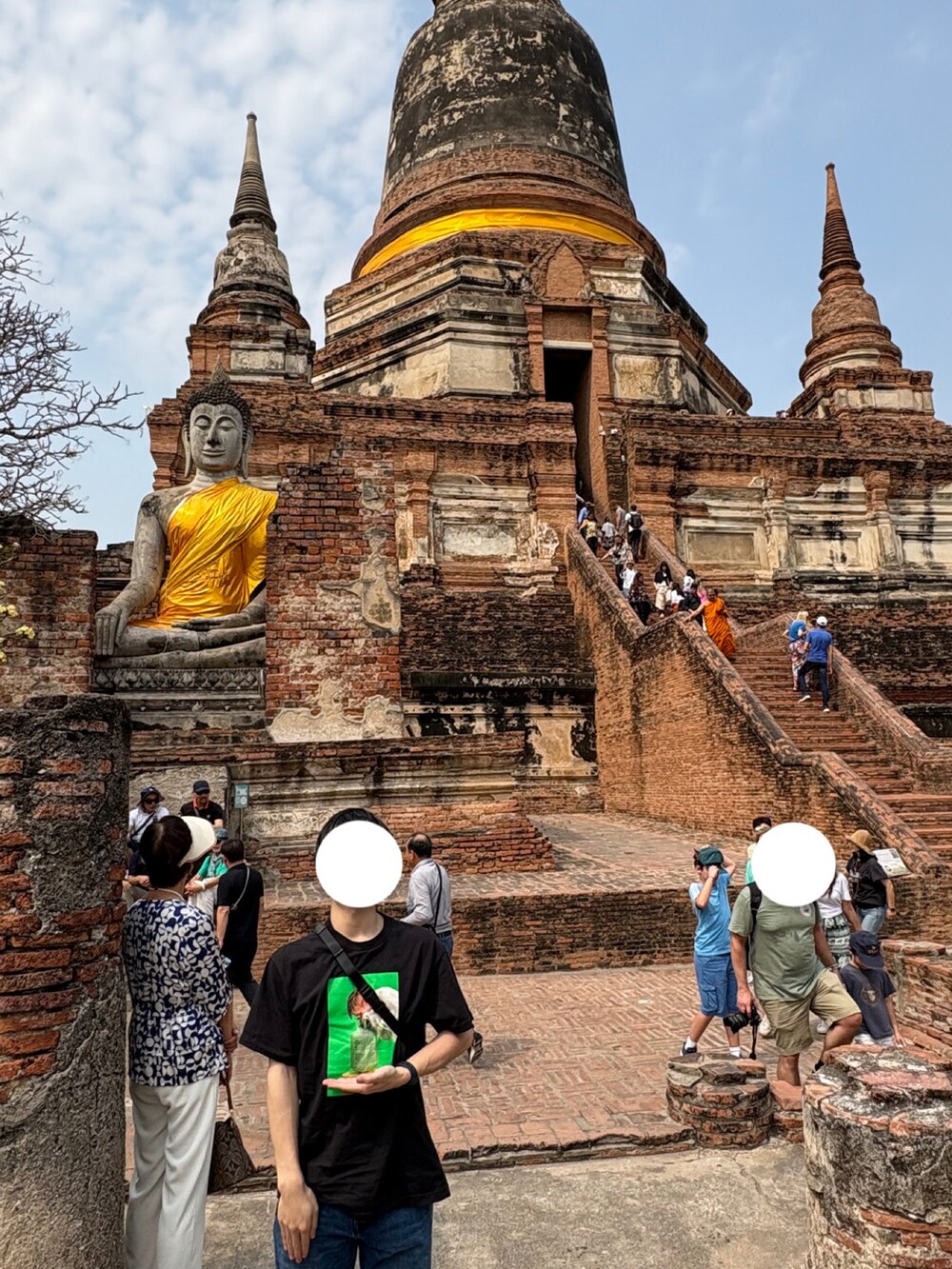 ブラック系のTシャツ/カットソーを着用したメンズの冬コーディネートの2枚目の写真