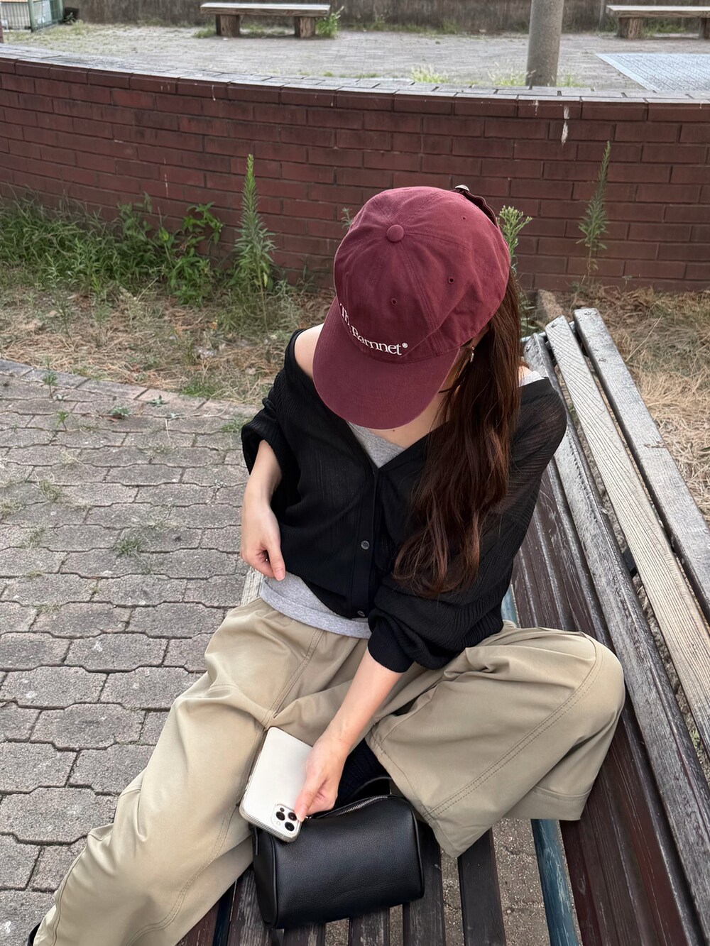 ブラック系のカーディガン/ボレロを着用したレディースの秋コーディネートの2枚目の写真
