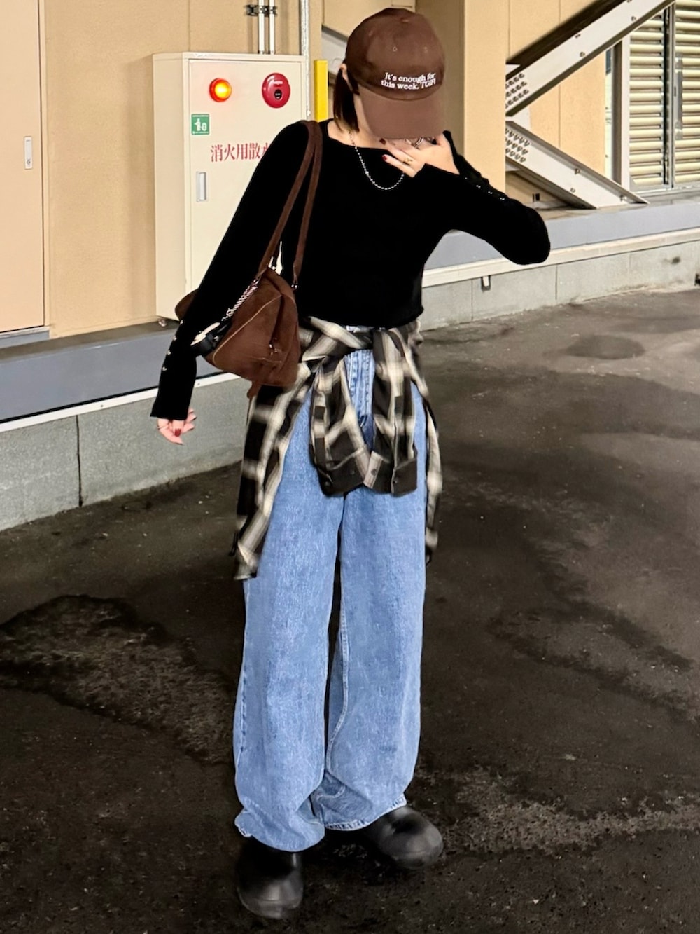 ブラック系のニット/セーターを着用したレディースの秋コーディネートの2枚目の写真