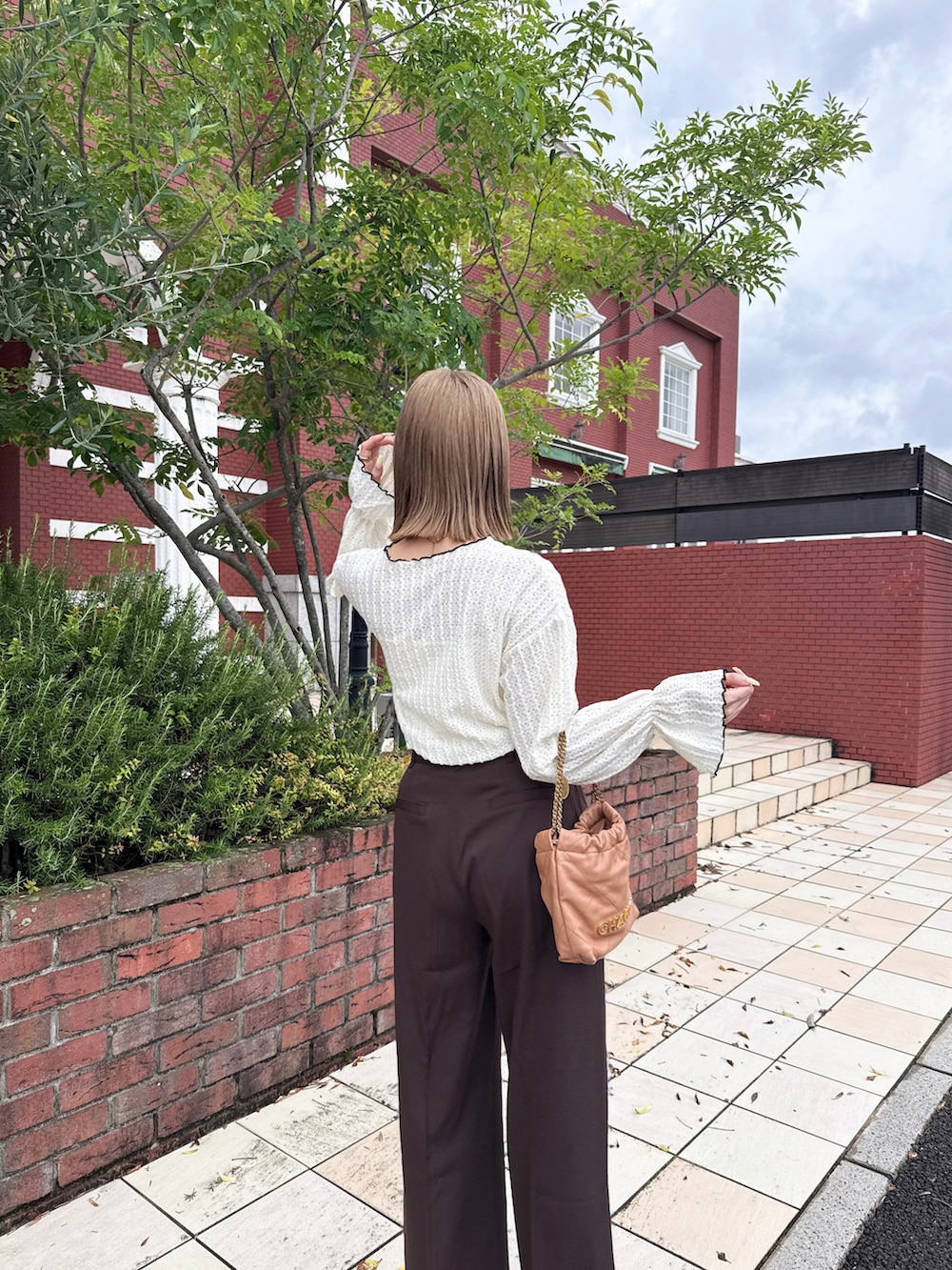 ホワイト系のTシャツ/カットソーを着用したレディースの秋コーディネートの2枚目の写真