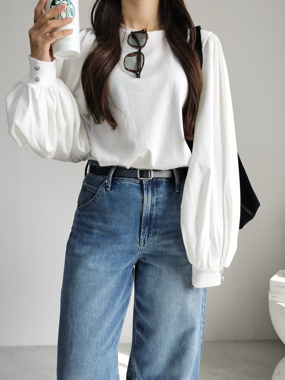 ホワイト系のTシャツ/カットソーを着用したレディースの秋コーディネートの2枚目の写真