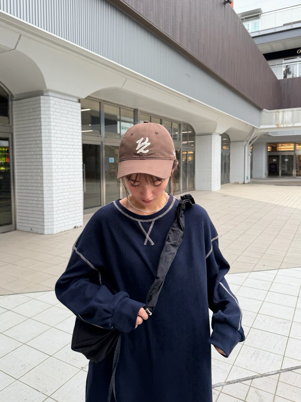 ブルー系のワンピースを着用したレディースの秋コーディネートの2枚目の写真