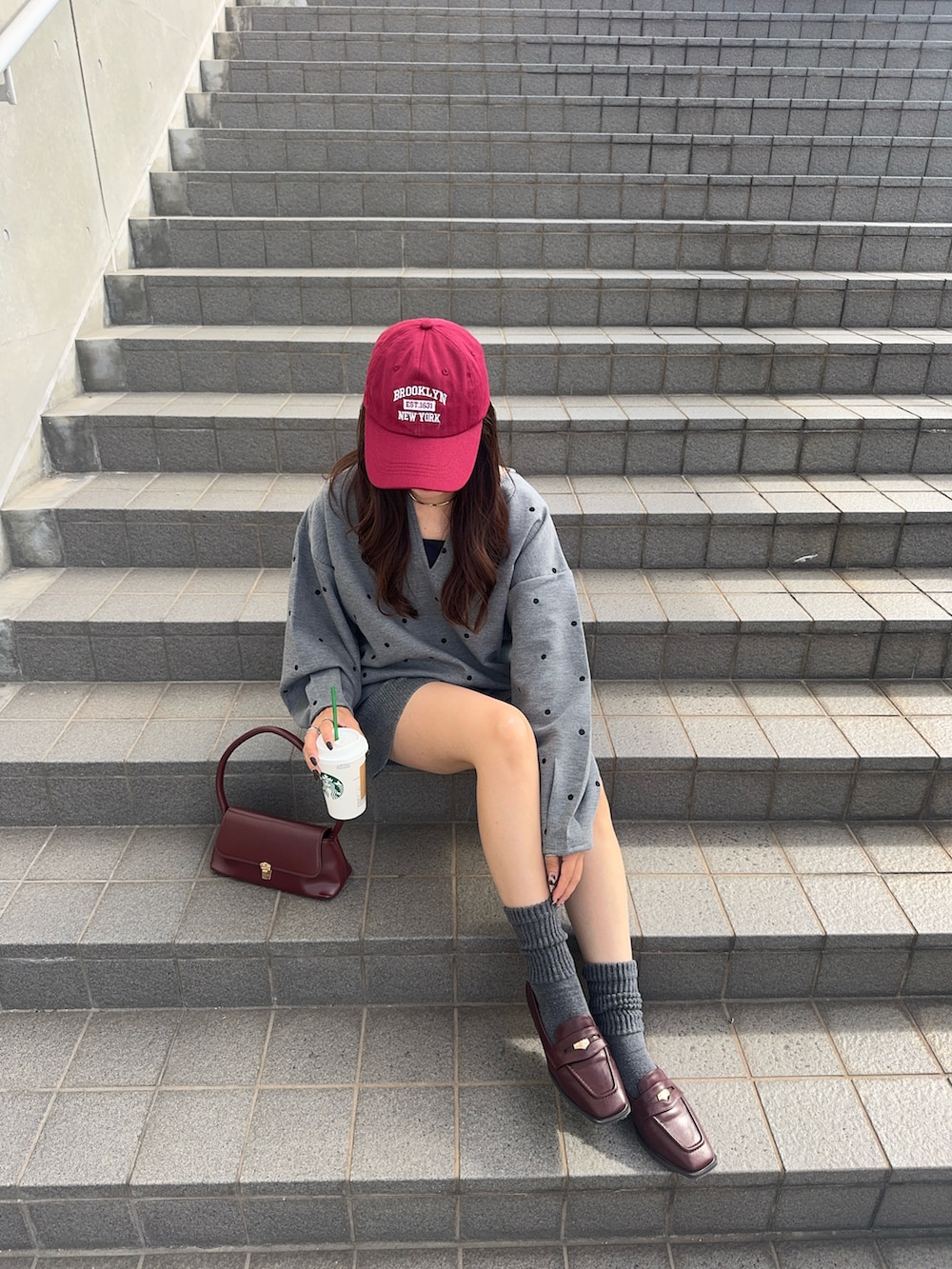 グレー系のTシャツ/カットソーを着用したレディースの秋コーディネートの2枚目の写真
