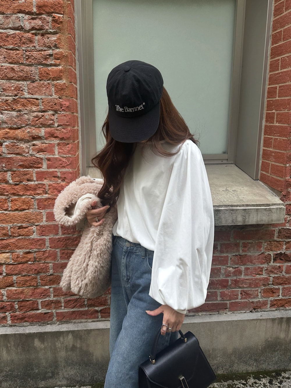 ホワイト系のTシャツ/カットソーを着用したレディースの秋コーディネートの2枚目の写真