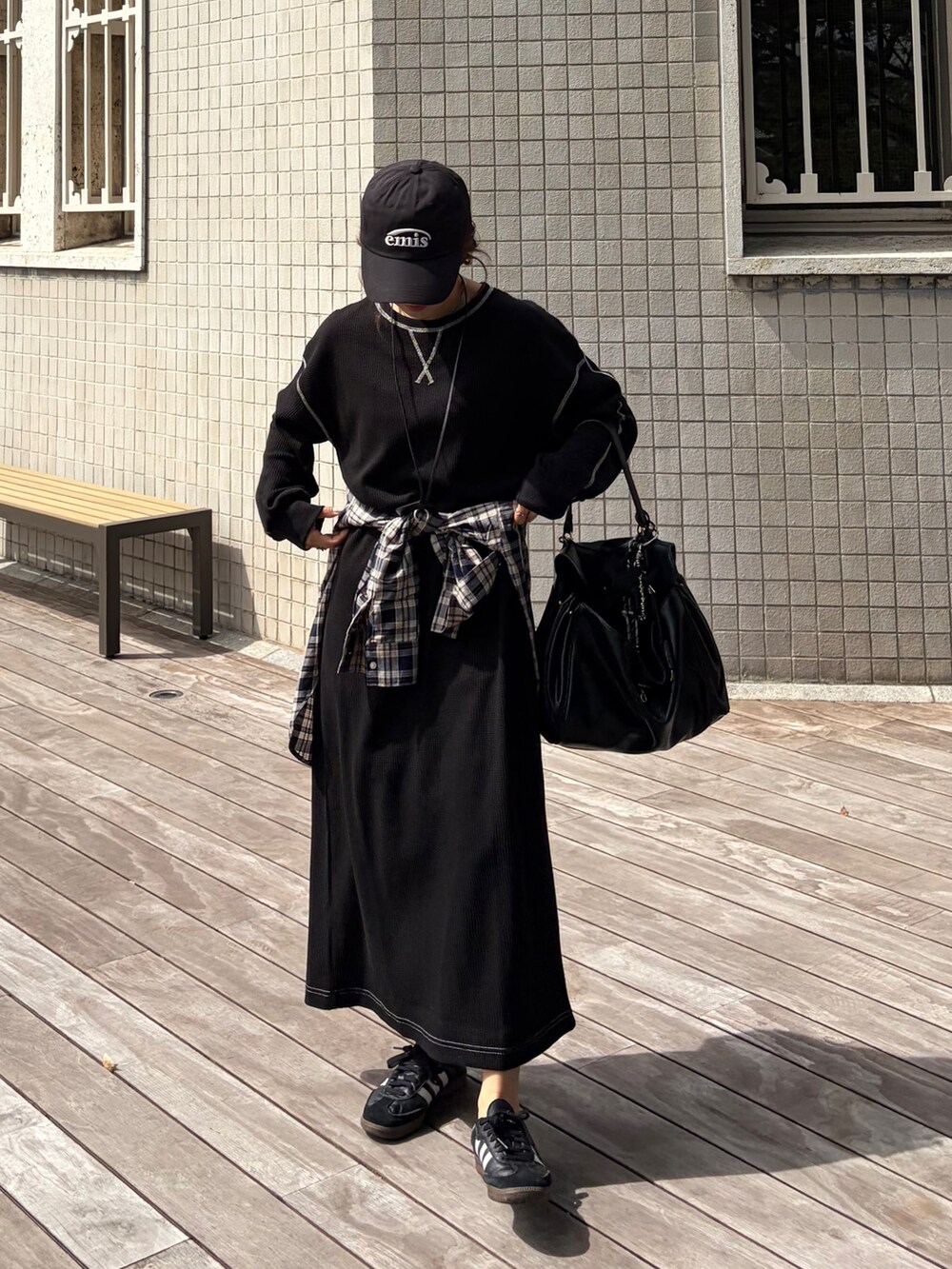 ブラック系のワンピースを着用したレディースの秋コーディネートの2枚目の写真