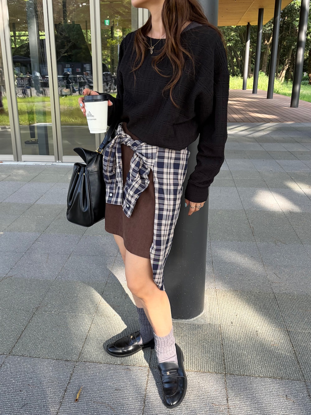 ブラック系のTシャツ/カットソーを着用したレディースの秋コーディネートの2枚目の写真